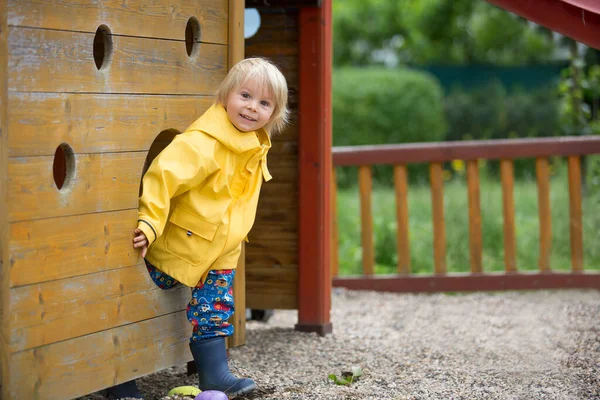 Schattig Kind Blond Jongen Spelen Een Speelplaats Een Bewolkte Dag — Stockfoto