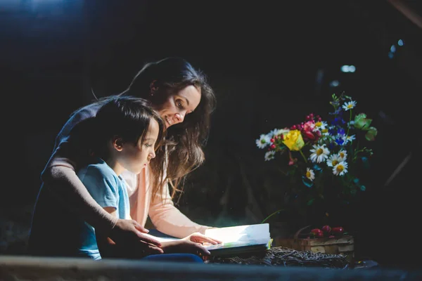 Güzel Anne Anaokulu Çocuğu Tavan Arasında Kitap Okuyor Güzel Bir — Stok fotoğraf