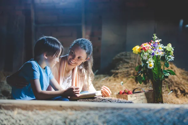 Красива Мама Дошкільний Хлопчик Читаючи Книгу Горищі Гарна Атмосфера Квіти — стокове фото