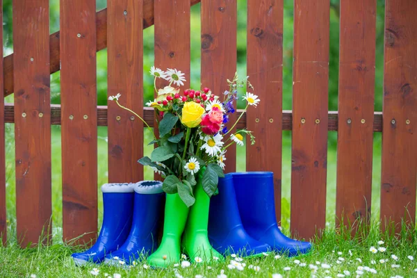 Gummistiefel Mit Schönen Blumen Garten — Stockfoto