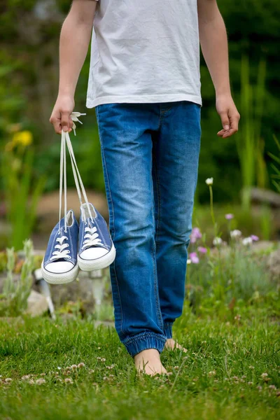 Preteen Kind Hält Paar Turnschuhe Den Händen Geht Auf Einem — Stockfoto