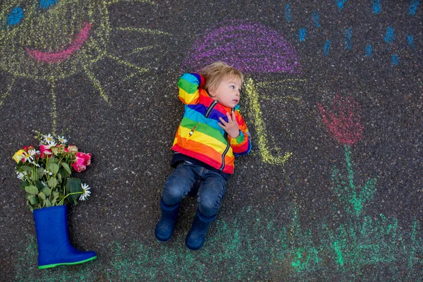 Niedliches Kleinkind Spielen Regen Mit Kreide Zeichnen Auf Dem Asphalt — Stockfoto