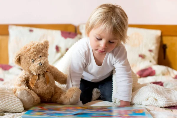 Schattig Blond Peuter Kind Lezen Boek Croissant Eten Bed Gelukkig — Stockfoto