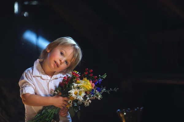 ブロンドの幼児の男の子 花の花束を持って 近い肖像画 — ストック写真