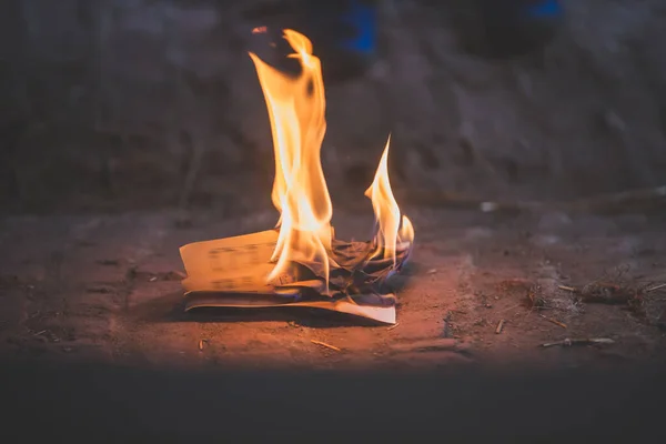 Προεφηβικό Παιδί Καίει Χαρτί Στη Σοφίτα Βάζει Φωτιά — Φωτογραφία Αρχείου