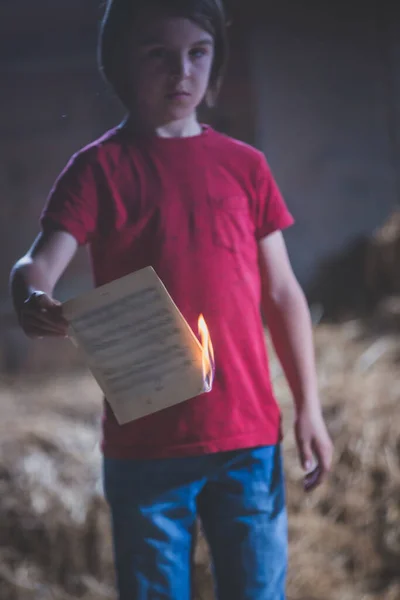 Çocuk Tavan Arasında Kağıt Yakıyor Ateşe Veriyor — Stok fotoğraf