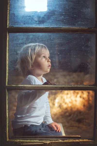 Niño Rubio Detrás Ventana Mirando Afuera Luna — Foto de Stock