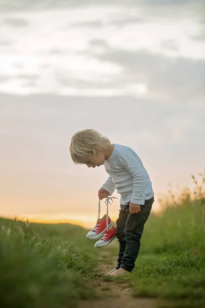 Niño Feliz Sosteniendo Par Zapatillas Las Manos Caminando Por Camino — Foto de Stock
