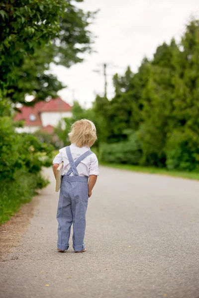 Ξανθό Μικρό Αγόρι Vingate Ρούχα Κρατώντας Βιβλίο Στέκεται Στο Δρόμο — Φωτογραφία Αρχείου