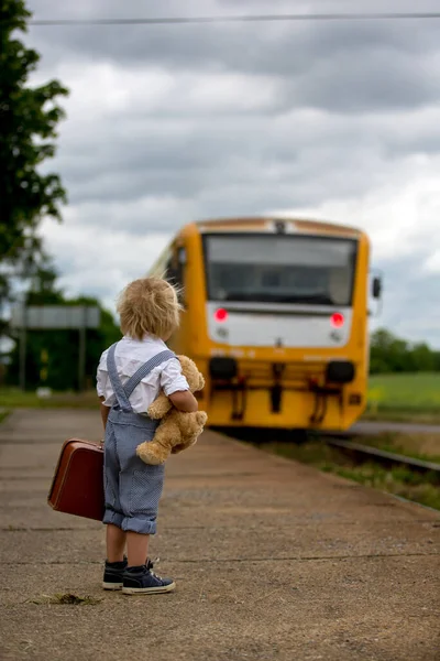 Dolce Bambino Con Orsacchiotto Libro Valigia Vintage Attesa Del Treno — Foto Stock