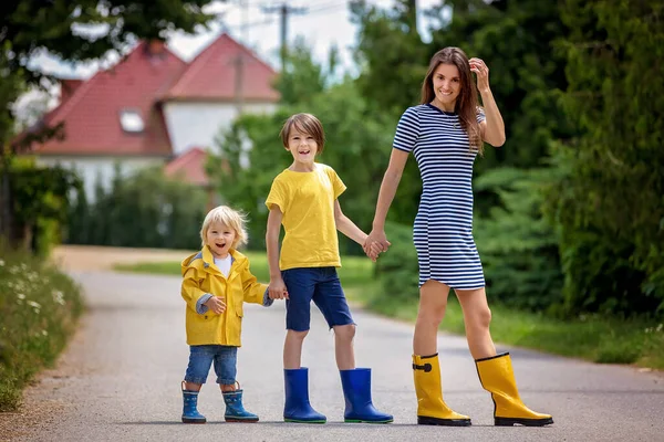 Moeder Peuter Kind Jongen Spelen Regen Dragen Van Laarzen Regenjassen — Stockfoto