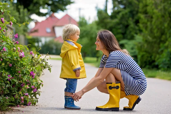 Mutter Und Kleinkind Junge Spielen Regen Tragen Stiefel Und Regenmäntel — Stockfoto