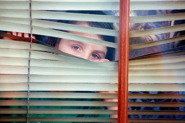 Çocuk Küçük Çocuk Pencereden Dışarı Bakıyor — Stok fotoğraf