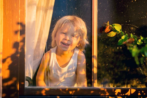 Bambino Bambino Guardando Attraverso Finestra Fuori — Foto Stock