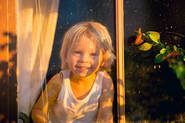 Дитина Хлопчик Малюк Дивиться Крізь Вікно Надворі — стокове фото
