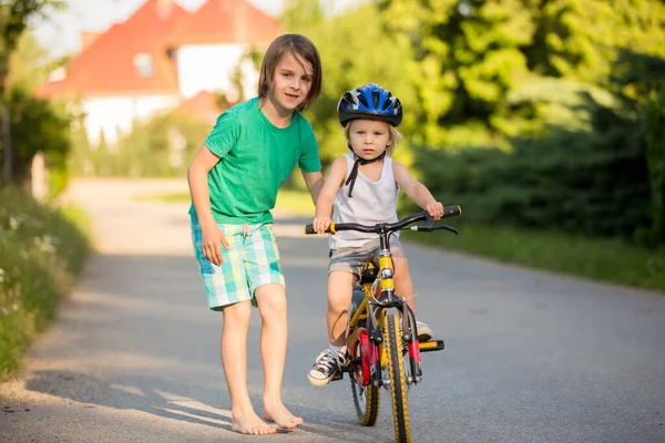 Älterer Bruder Der Seinem Kleinen Bruder Hilft Fahrradfahren Lernen Ihn — Stockfoto