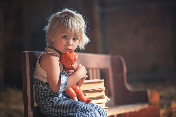 Piccolo Bambino Seduto Una Vecchia Panchina Vintage Che Tiene Bambola — Foto Stock
