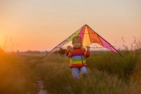 Niño Rubio Niño Pequeño Corriendo Campo Atardecer Sosteniendo Flores Silvestres — Foto de Stock