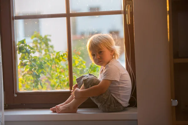 Pequeño Niño Abandonado Sentado Triste Escudo Ventana Mirando Hacia Atardecer — Foto de Stock