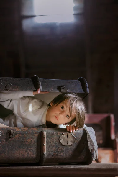 Dziecko Chłopiec Chowający Się Starej Zabytkowej Walizce Strychu Boi Się — Zdjęcie stockowe