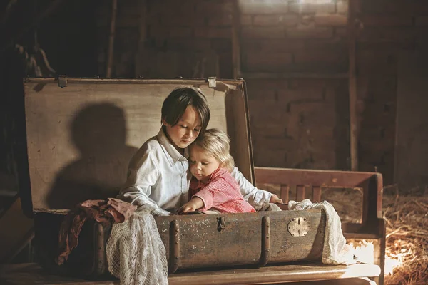 Klein Kind Jongen Verstopt Oude Vintage Koffer Zolder Bang Niet — Stockfoto