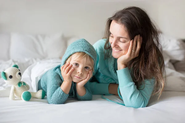 Mãe Filho Feliz Menino Com Roupa Combinando Deitado Cama Sorrindo — Fotografia de Stock