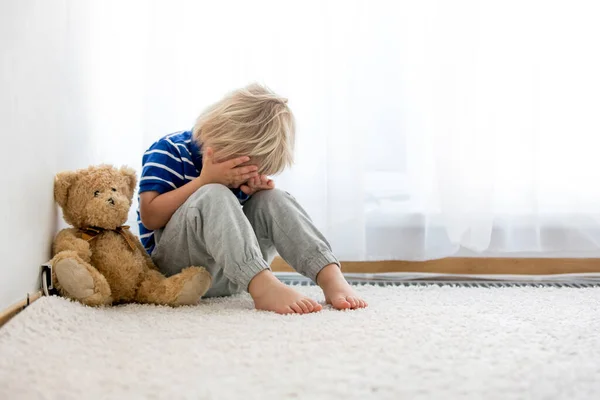 Παιδί Νήπιο Αγόρι Τιμωρείται Στη Γωνία Επειδή Έκανε Σκανταλιές — Φωτογραφία Αρχείου