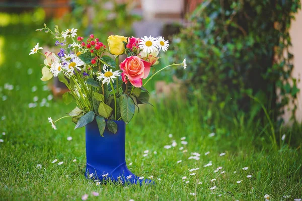 Botas Borracha Com Belas Flores Jardim — Fotografia de Stock