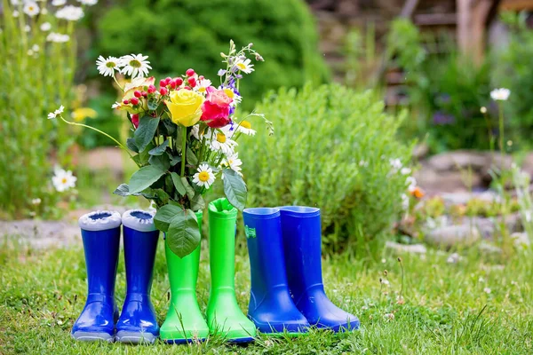 Gumové Boty Krásnými Květy Zahradě — Stock fotografie