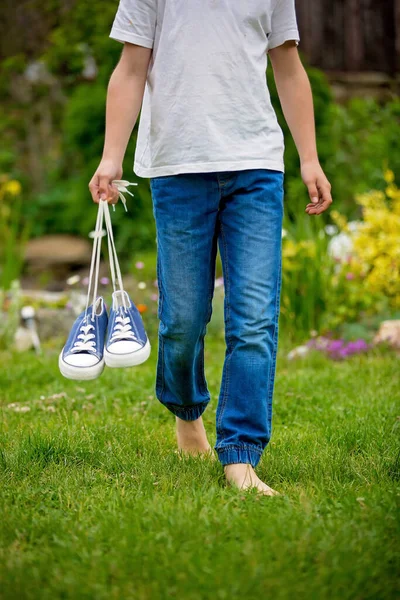 Niño Preadolescente Sosteniendo Par Zapatillas Sus Manos Caminando Por Camino — Foto de Stock