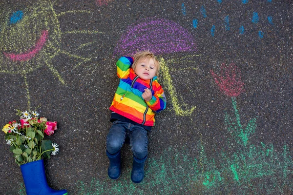 Niedliches Kleinkind Spielen Regen Mit Kreide Zeichnen Auf Dem Asphalt — Stockfoto