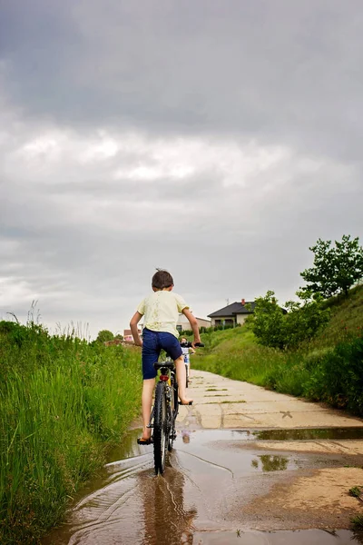 Child Boy Riding Bike Muddy Puddle Summer Time Rainy Day — Stock Photo, Image