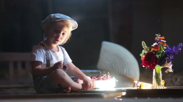 Bonito Criança Bonita Criança Loira Lendo Livro Brincando Com Blocos — Vídeo de Stock