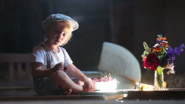 Beau Mignon Enfant Blond Enfant Livre Lecture Jouer Avec Des — Video