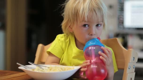 Söt Blond Pojke Barn Äter Spaghetti Med Händerna Hemma — Stockvideo