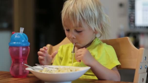 Leuke Blonde Jongen Kind Eten Spaghetti Met Handen Thuis — Stockvideo