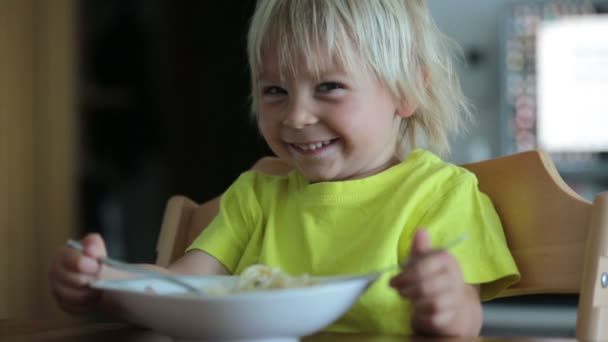 Симпатичний Блондинка Дитина Їсть Спагеті Руками Вдома — стокове відео