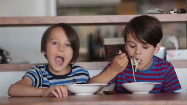 かわいい男の子 子供たちは自宅でスパゲティを食べる — ストック動画