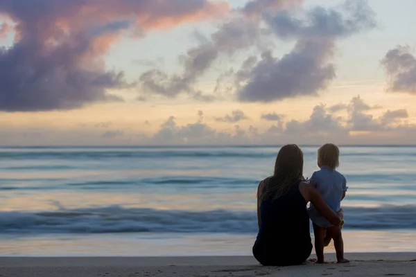 Happy Beautiful Fashion Family Children Casually Dressed Enjoying Sunrise Beach — Stock Photo, Image