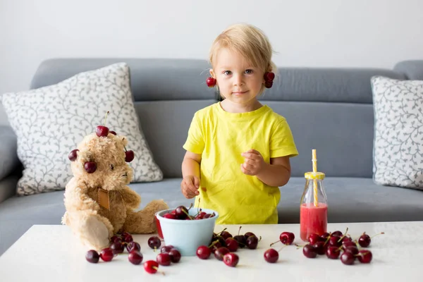 Criança Criança Loira Menino Bonito Comer Cerejas Com Ursinhos Pelúcia — Fotografia de Stock