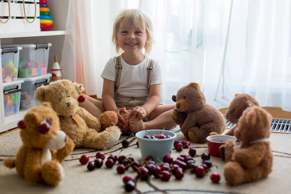 Peuter Blond Kind Schattig Jongen Eten Kersen Met Teddyberen Thuis — Stockfoto