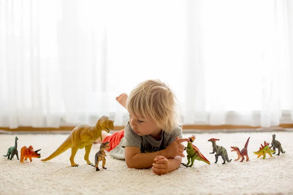 Szőke Kisgyerek Otthon Dinoszauruszokkal Játszik Szép Puha Hátfény — Stock Fotó