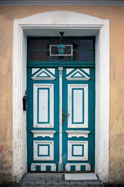 Porta Entrada Verde Com Elementos Brancos Estilo Vintage — Fotografia de Stock