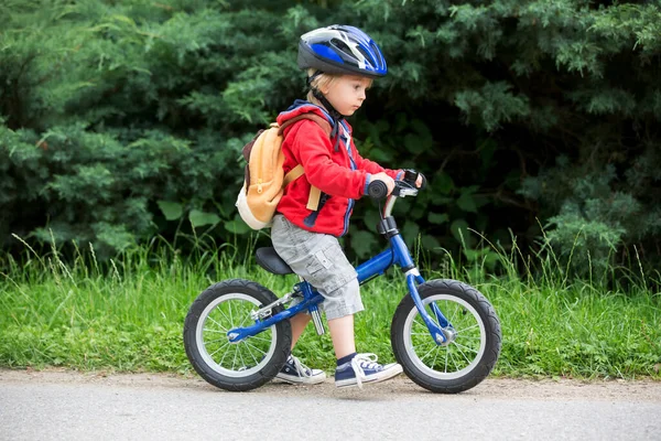 Симпатичний Хлопчик Малюк Блакитним Шоломом Їзда Балансі Велосипеда Вулиці Розмитий — стокове фото