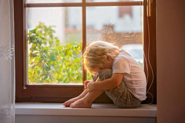 Pequeño Niño Abandonado Sentado Triste Escudo Ventana Mirando Hacia Atardecer —  Fotos de Stock