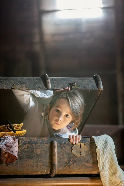 Küçük Çocuk Çocuk Tavan Arasında Eski Bir Bavulda Saklanıyor Bulunamamaktan — Stok fotoğraf