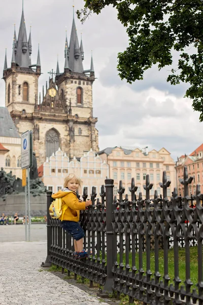 Criança Bonita Menino Visitando Praga Após Quarentena Covid Ruas Vazias — Fotografia de Stock