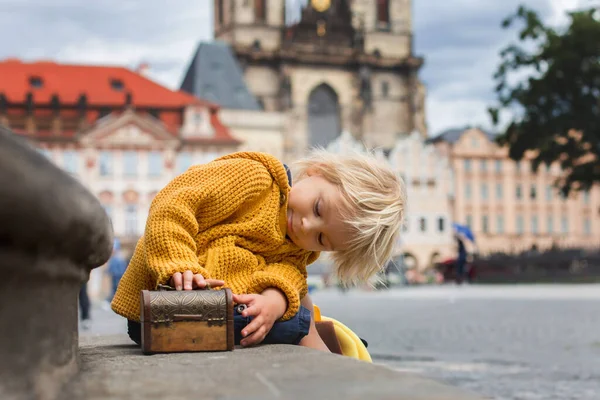 Schattig Kind Jongen Praag Bezoeken Quarantaine Covid Lege Straten — Stockfoto