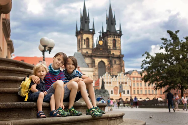 Criança Bonita Menino Visitando Praga Após Quarentena Covid Ruas Vazias — Fotografia de Stock