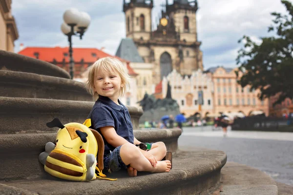 Милый Ребенок Мальчик Посещение Праги После Карантина Covid Пустые Улицы — стоковое фото